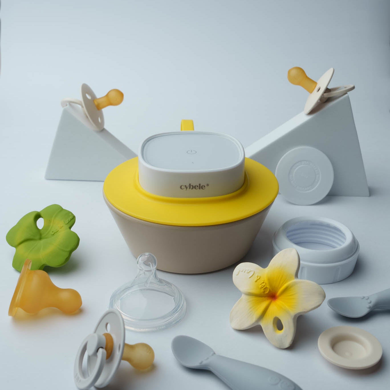 Esterilizador UV portátil Lumen conectado a su adaptador expansor, diseñado para limpiar y desinfectar eficazmente cucharas, mordedores, chupetes, tetinas de biberón, cuencos y otros pequeños accesorios para bebés.