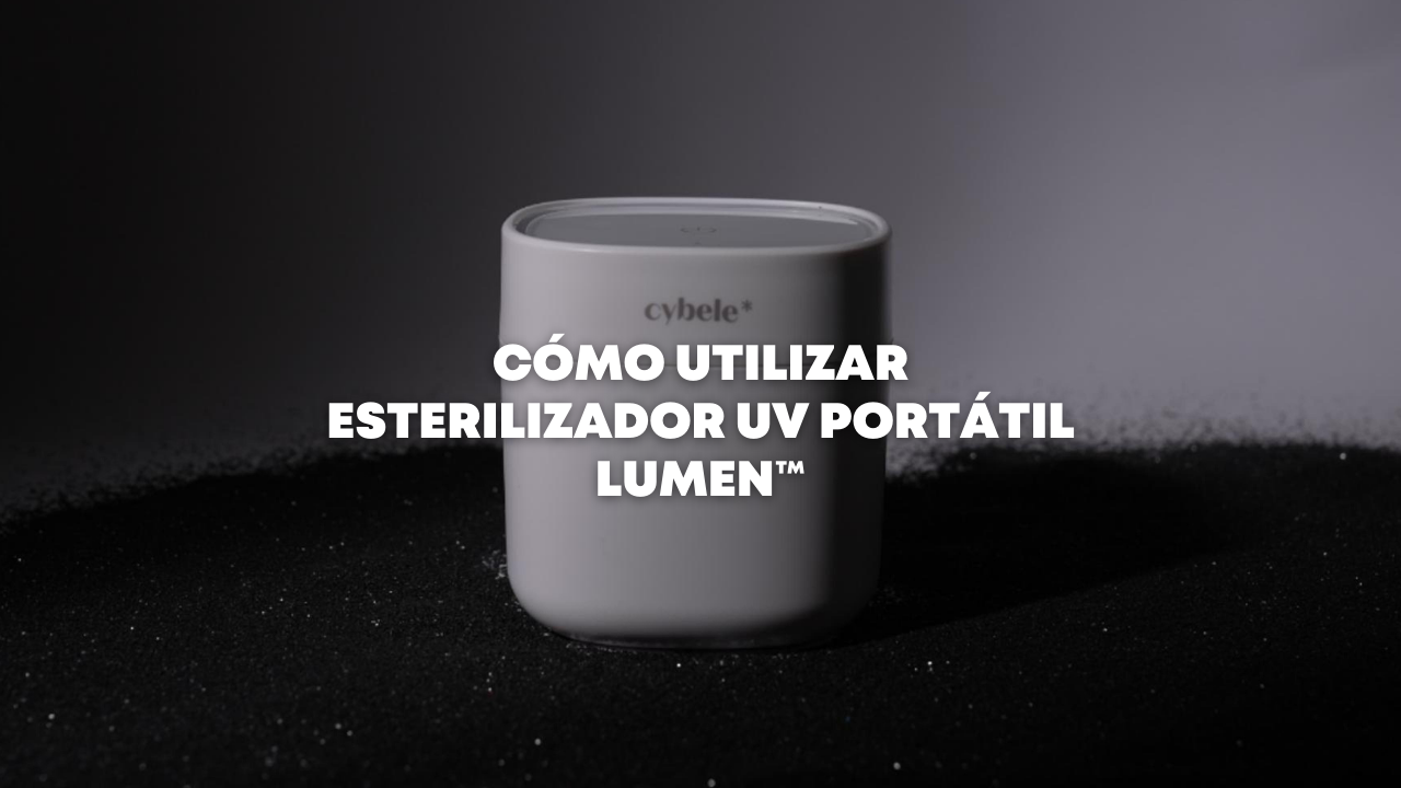Cargar video: Descubre en este vídeo cómo esterilizar de manera rápida y segura chupetes, biberones, accesorios de alimentación y otros artículos esenciales de tu bebé con el Esterilizador UV Portátil Lumen™. Diseñado para ofrecer simplicidad y eficacia, Lumen™ garantiza que todo esté libre de gérmenes, dondequiera que vayas.