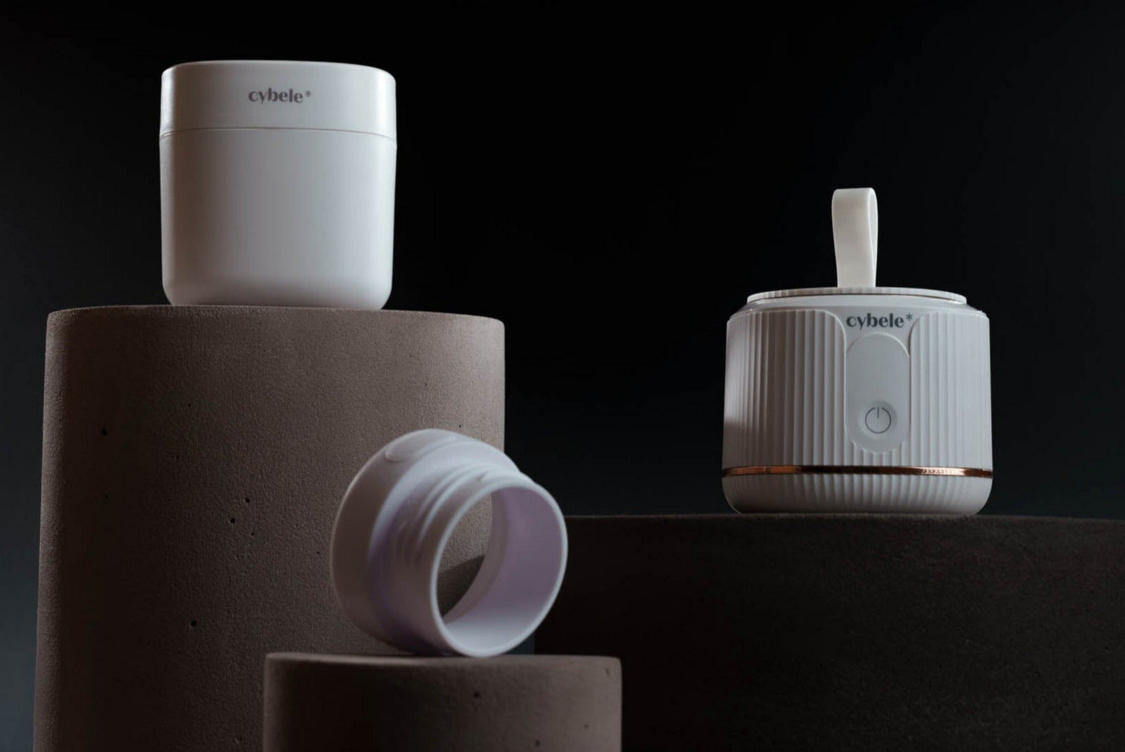 Una colección de productos Cybele Star: un Esterilizador UV Portátil Lumen™; un Calienta biberones Portátil Stellar™, y adaptadores diseñados para conectar a la perfección con su marca de biberones.