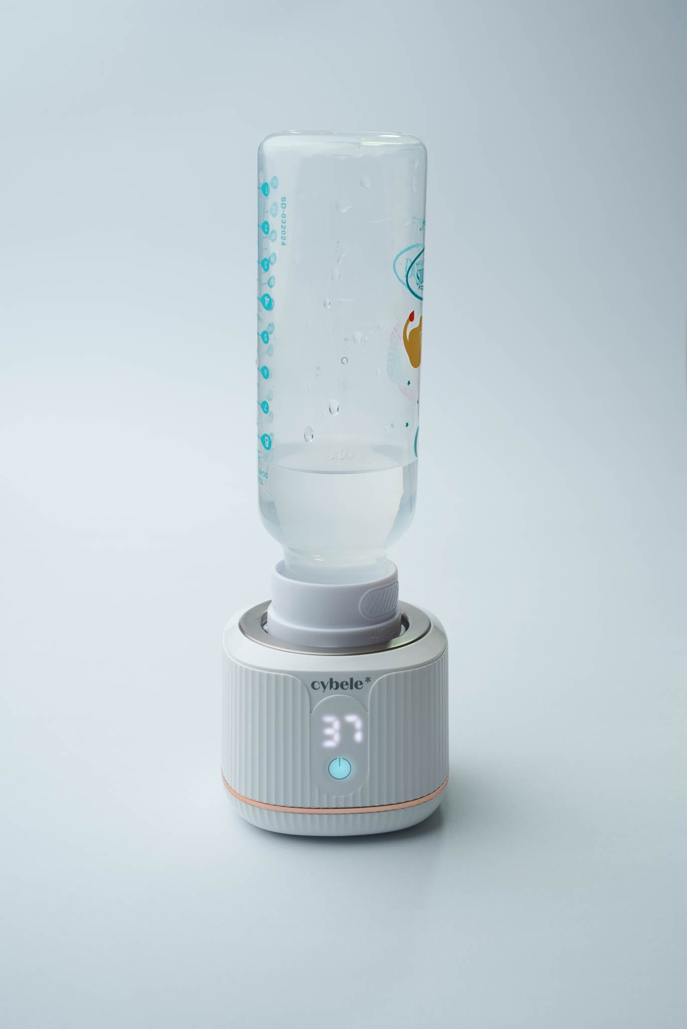 Stellar Portable Baby Bottle Warmer connected to a Dr. Brown´s narrow neck baby bottle via an adapter, warming breast milk, formula, or water.
