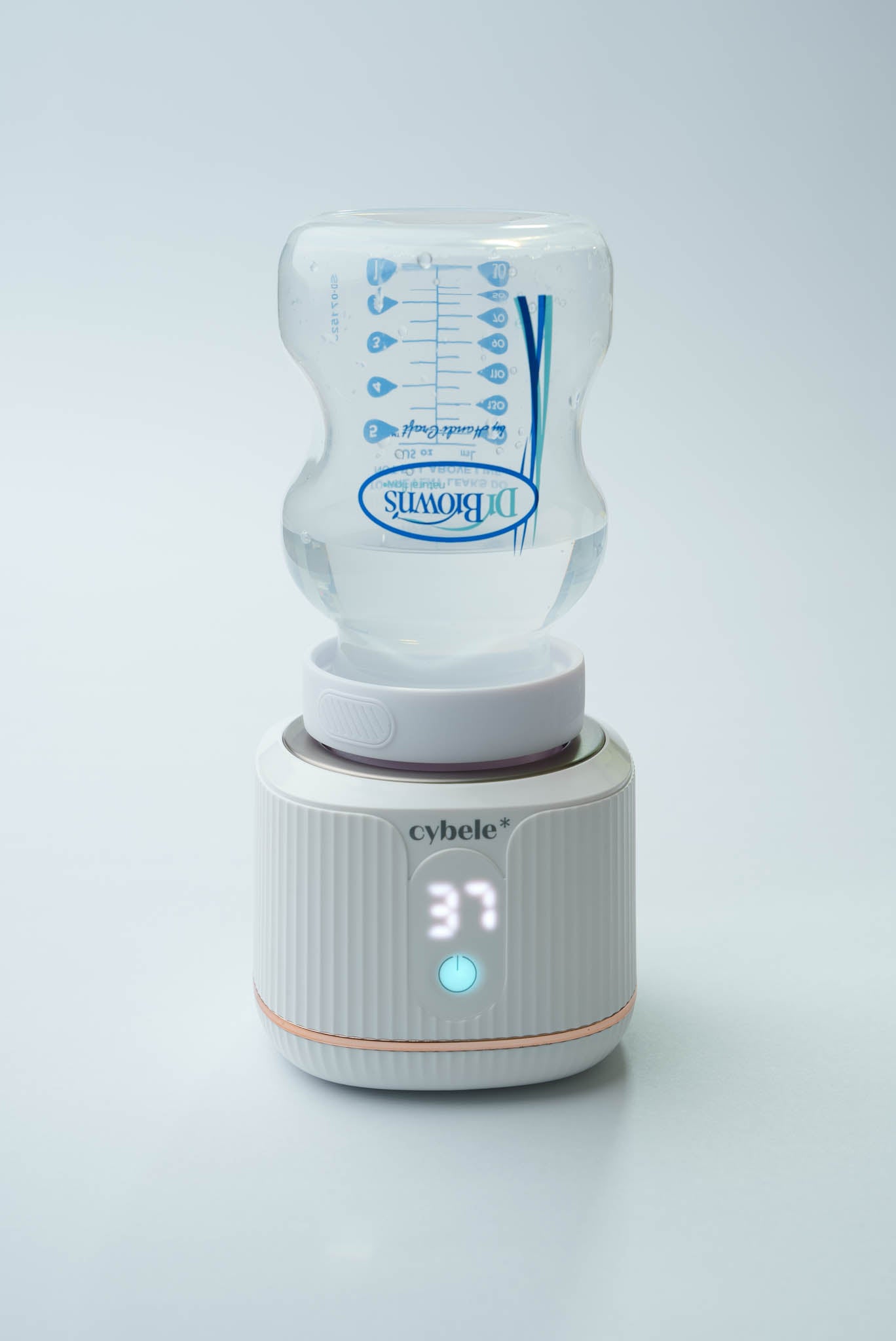 Stellar Portable Baby Bottle Warmer connected to a Dr. Brown´s wide neck baby bottle via an adapter, warming breast milk, formula, or water.