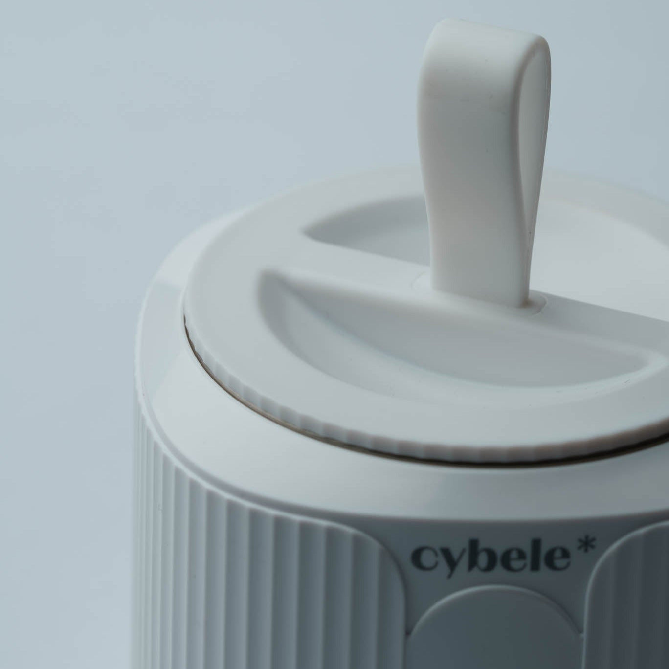 Stellar Portable Baby Bottle Warmer: Lightweight and powerful, available in white and rose gold.