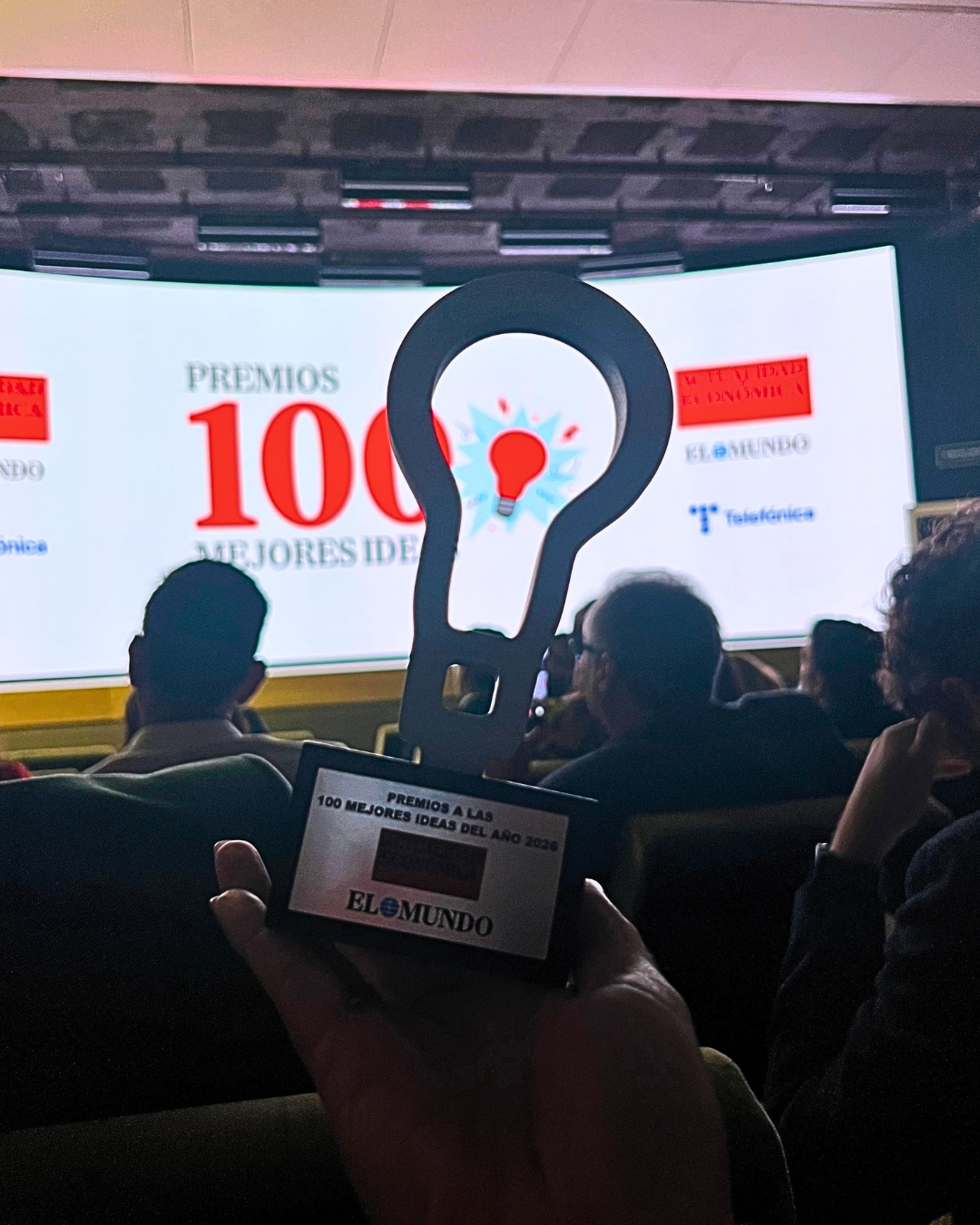 El galardón de Cybele Star se alza desde las butacas del auditorio durante la ceremonia de Las 100 Mejores Ideas de 2026. Al fondo, el escenario iluminado acoge la entrega de premios a los proyectos reconocidos.