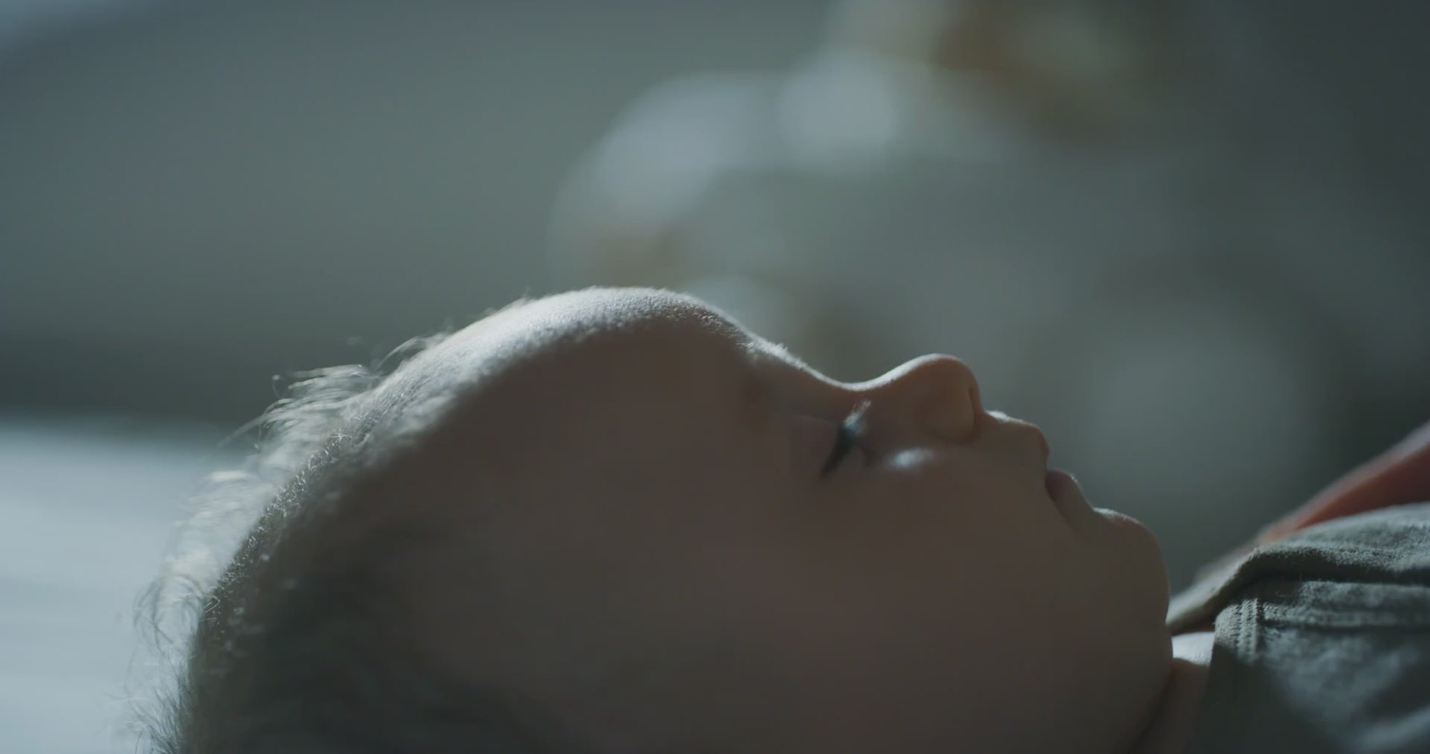 Cargar video: Mother taking care of her baby.