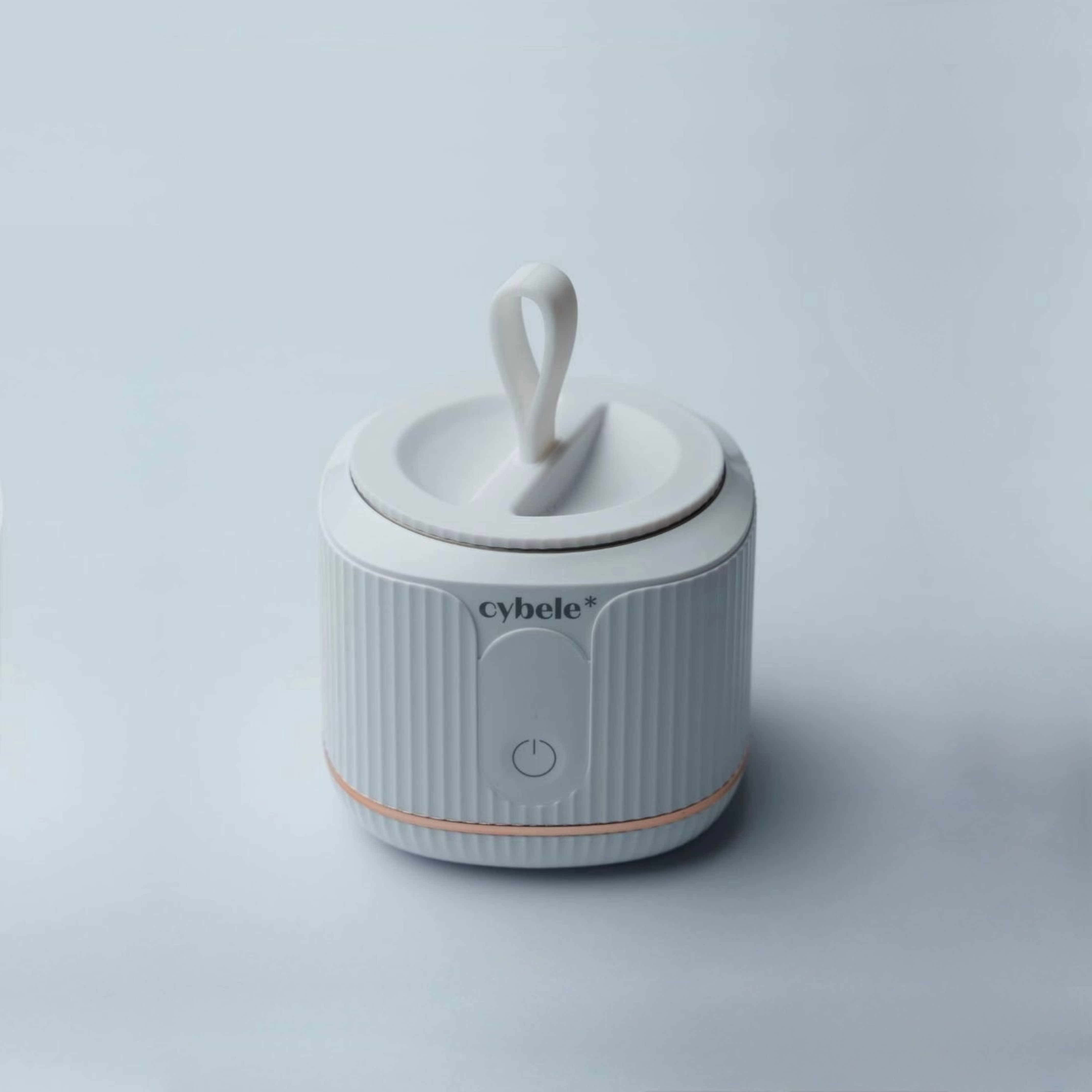Stellar portable baby bottle warmer by Cybele Star, an award-winning rechargeable device designed to warm baby bottles quickly and safely at home, in the car, or while travelling.